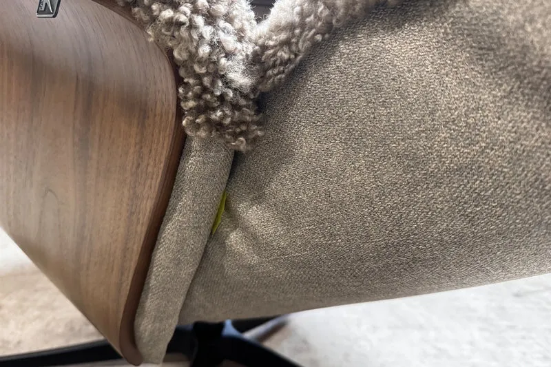 KAWOLA Relaxsessel SILVA Drehsessel Schaffell beige mit Hocker