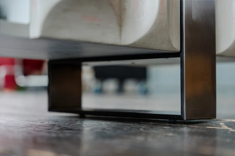 KAWOLA Lowboard MARGO TV-Board 2 Türen 2 Fächer Ulme furniert grau Fuß Edelstahl gebürstet