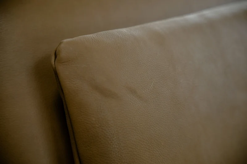 KAWOLA Sofa WIOLO Schlafsofa Daybed mit Hocker Leder camel
