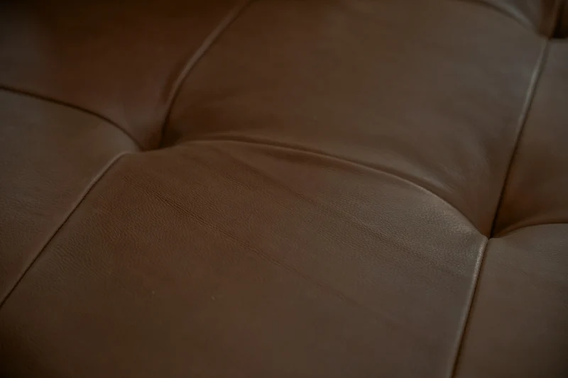 KAWOLA Sofa WIOLO Schlafsofa Daybed mit Hocker Leder dunkelbraun