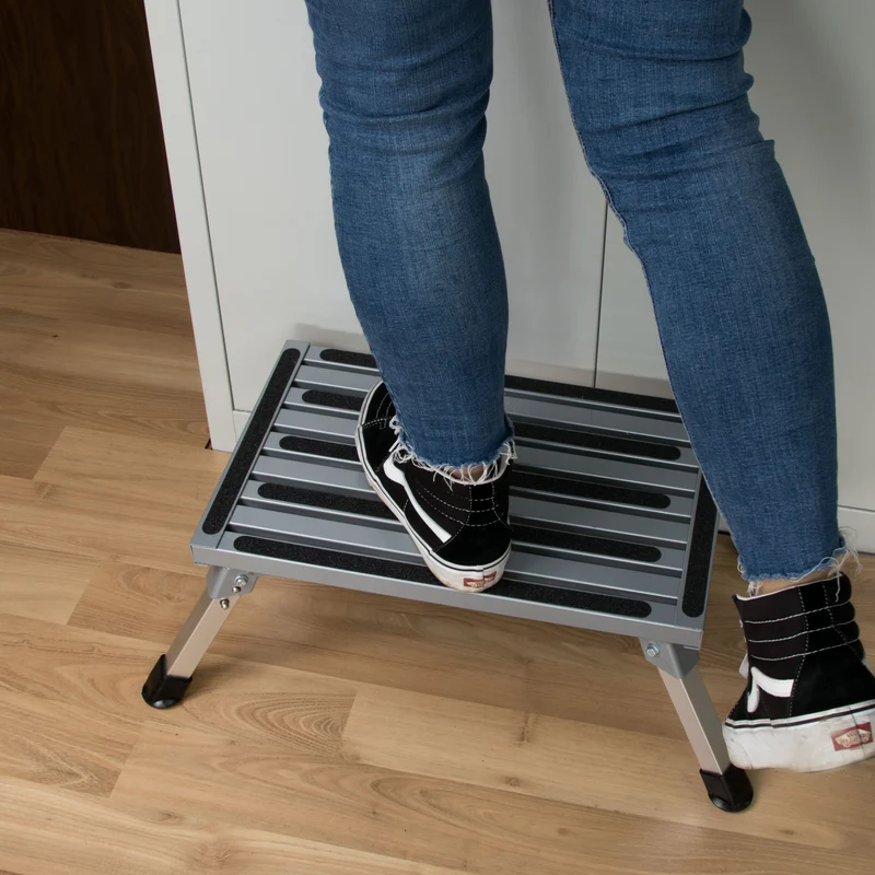 Caravan Trittstufe Klappbare Stufe 63x48x24 cm aus Aluminium bis zu 150kg belastbar mit Anti-Rutsch-Trittfläche Einstiegshilfe Einzeltritt Faltbar Wohnwagen Wohnmobil Fußbank Trittleiter