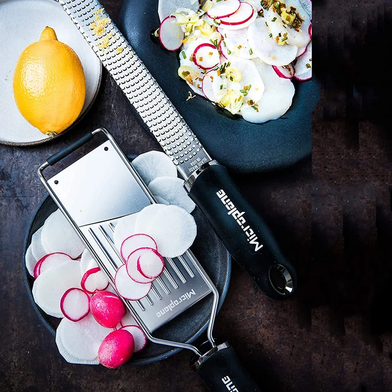 Microplane Küchenreiben-Set (Zester, Gemüsehobel & Handschuh) für Parmesan, Kartoffel, Gurke, Zucchini, Karotte, Ingwer und Muskatnuss mit rasiermesserscharfen Edelstahlklingen