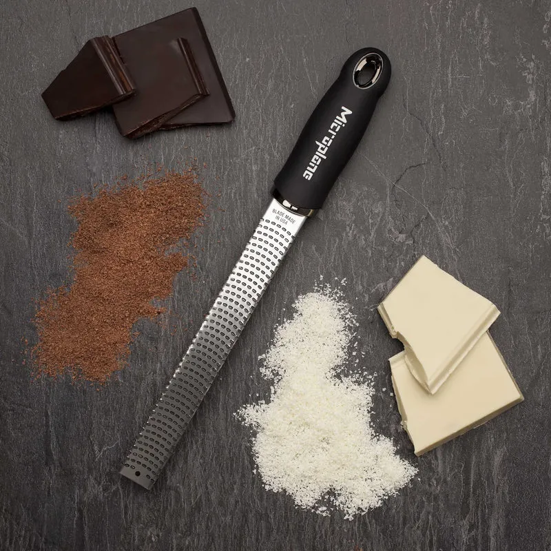 Microplane Küchenreiben-Set (Zester, Gemüsehobel & Handschuh) für Parmesan, Kartoffel, Gurke, Zucchini, Karotte, Ingwer und Muskatnuss mit rasiermesserscharfen Edelstahlklingen