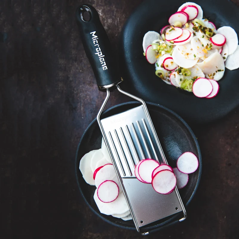 Microplane Küchenreiben-Set (Zester, Gemüsehobel & Handschuh) für Parmesan, Kartoffel, Gurke, Zucchini, Karotte, Ingwer und Muskatnuss mit rasiermesserscharfen Edelstahlklingen