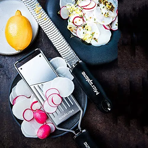 Microplane Küchenreiben-Set (Zester, Gemüsehobel & Handschuh) für Parmesan, Kartoffel, Gurke, Zucchini, Karotte, Ingwer und Muskatnuss mit rasiermesserscharfen Edelstahlklingen