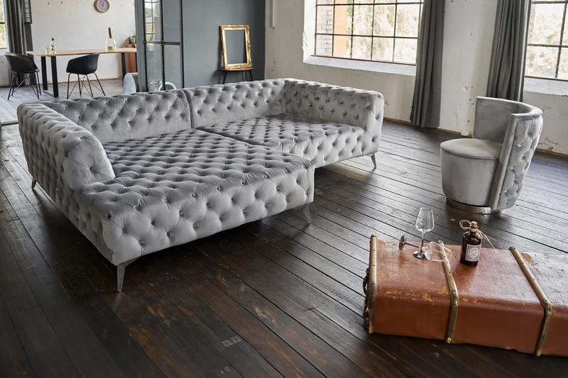 KAWOLA Sofa NARLA Ecksofa Chesterfield Stoff velvet silber Recamiere links