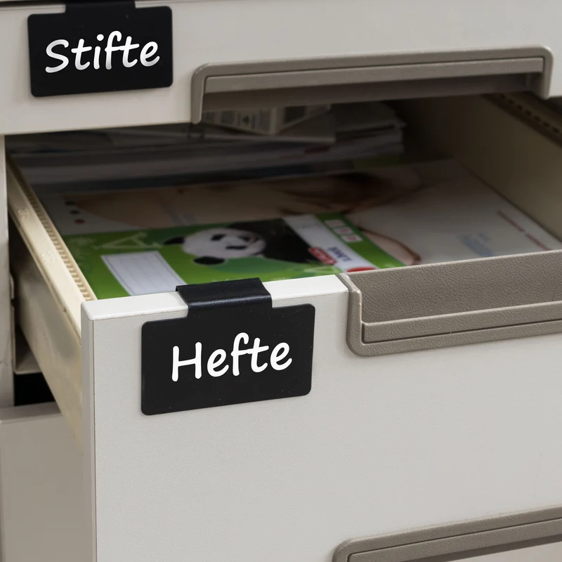 Etikettenhalter aus PVC in Schwarz 4x7cm - Beschriftungsclip für Aufbewahrungsboxen für Regal Schubladen Schranktüren bis 1,5cm zum Einhängen Aufstecken Korbetiketten