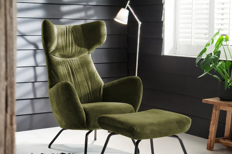 KAWOLA Sessel LOTTE Ohrensessel velvet olivgrün mit Hocker