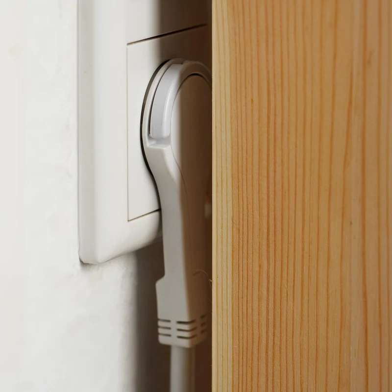 Meister Steckdosenleiste 3-fach - Extraflacher Stecker - 2 m Kabel - weiß - IP20 Innenbereich - Beleuchteter Schalter / Mehrfachsteckdose / Steckerleiste mit Flachstecker / 7430190
