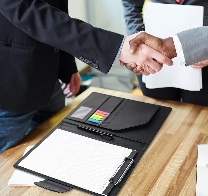 A4 Klemmbrett Schreibmappe Mit Magnetschluss,Ordner Klemmbrettmappe DIN A4 aus PU-Leder,Portfolio Padfolio mit Papier und Stift,Dokumentenmappe Schwarz für Bürobedarf Schule Business Arbeit