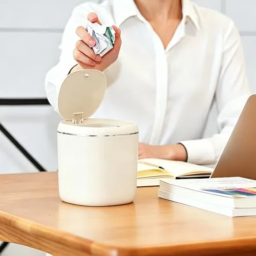 FAELNK Tischmülleimer Klein mit Deckel Aufpoppen Kosmetikeimer Cremefarben Mini Tischmülleimer 2.5L Papierkorb für Schlafzimmer Bad Büro Kosmetikeimer Aschenbecher mit 2 Rollen Müllsäcke