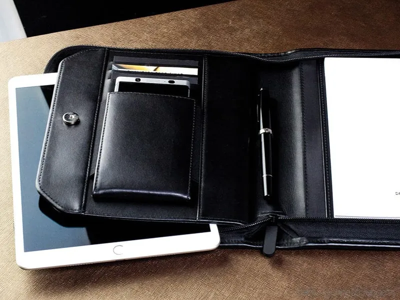 DELMON VARONE - Personalisierbare Tablet und Smartphone Schreibmappe DIN A5 aus Premium Boxcalf Leder schwarz, Organizer Businessmappe mit Notizblock, Stiftschlaufe, Steckfächer und Reißverschluss