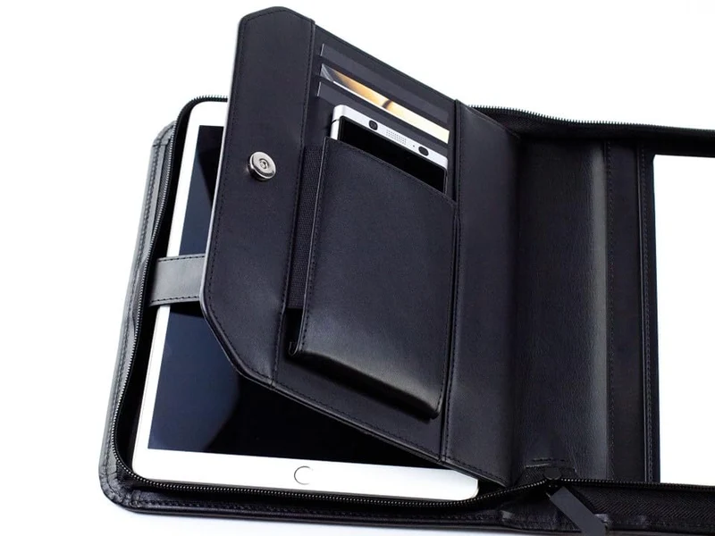 DELMON VARONE - Personalisierbare Tablet und Smartphone Schreibmappe DIN A5 aus Premium Boxcalf Leder schwarz, Organizer Businessmappe mit Notizblock, Stiftschlaufe, Steckfächer und Reißverschluss