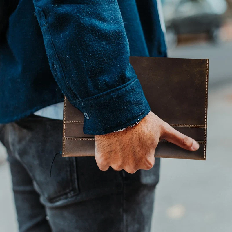 Nachfüllbarer Leder-Notizbucheinband mit seitlicher Stiftschlaufe