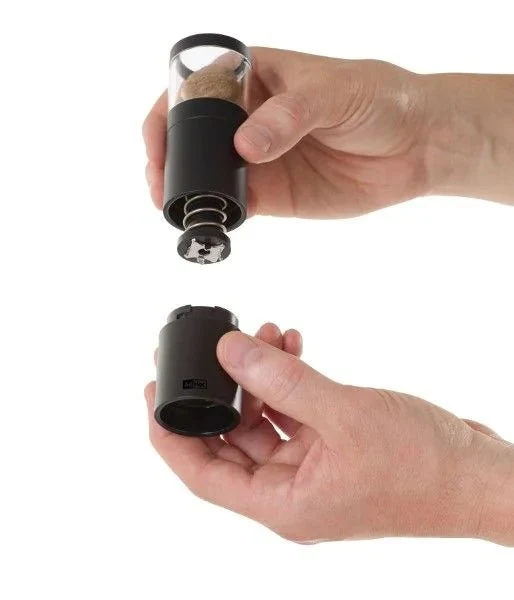 AdHoc, Geschenkset Muskatmühle Muskatino black mit 3 Stck. edle Muskatmühle
