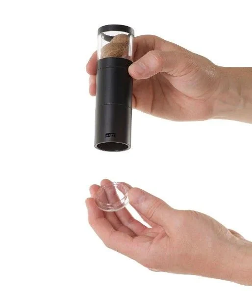 AdHoc, Geschenkset Muskatmühle Muskatino black mit 3 Stck. edle Muskatmühle