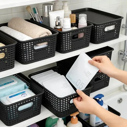 LYLIDIA 6er Set Aufbewahrungsbox mit Deckel Klein Korb Schwarz, Kiste Aufbewahrungskorb in Rattan Design, Stapelbar Box aus PP Kunststoff, Organizer Körbchen Stapelboxen, 26x18x10 cm (Schwarz Deckel)
