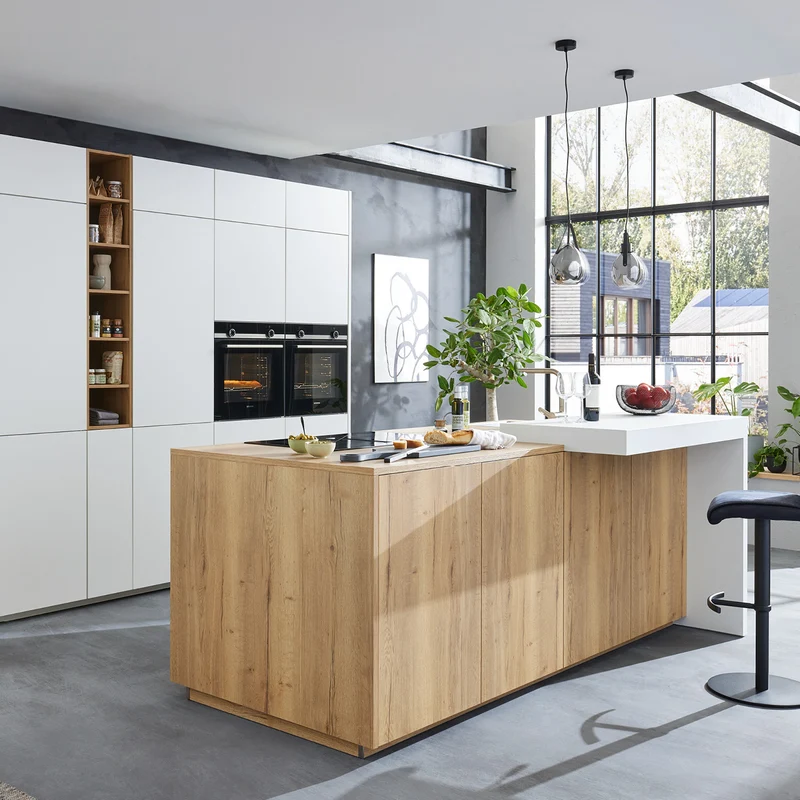 Interliving Inselküche Serie 3084 in Weiß mit Siemens Geräten – Küchenstudio FREY
