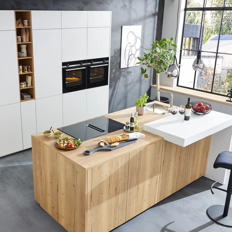 Interliving Inselküche Serie 3084 in Weiß mit Siemens Geräten – Küchenstudio FREY