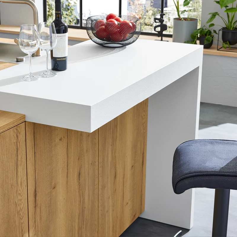 Interliving Inselküche Serie 3084 in Weiß mit Siemens Geräten – Küchenstudio FREY