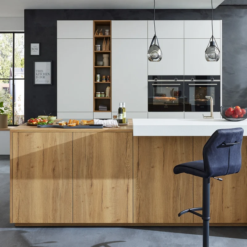 Interliving Inselküche Serie 3084 in Weiß mit Siemens Geräten – Küchenstudio FREY