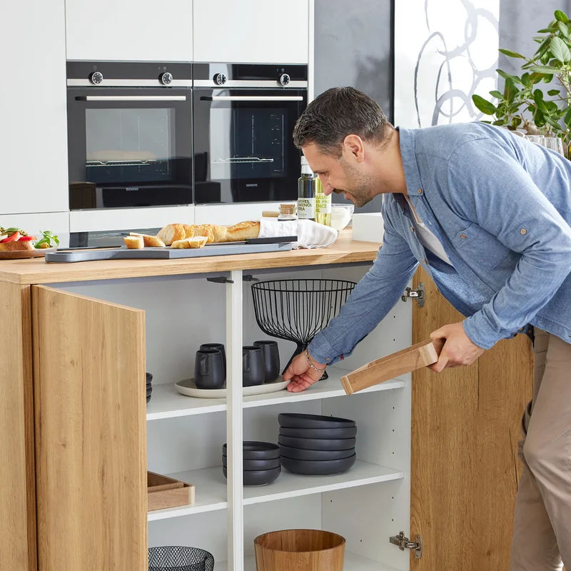 Interliving Inselküche Serie 3084 in Weiß mit Siemens Geräten – Küchenstudio FREY