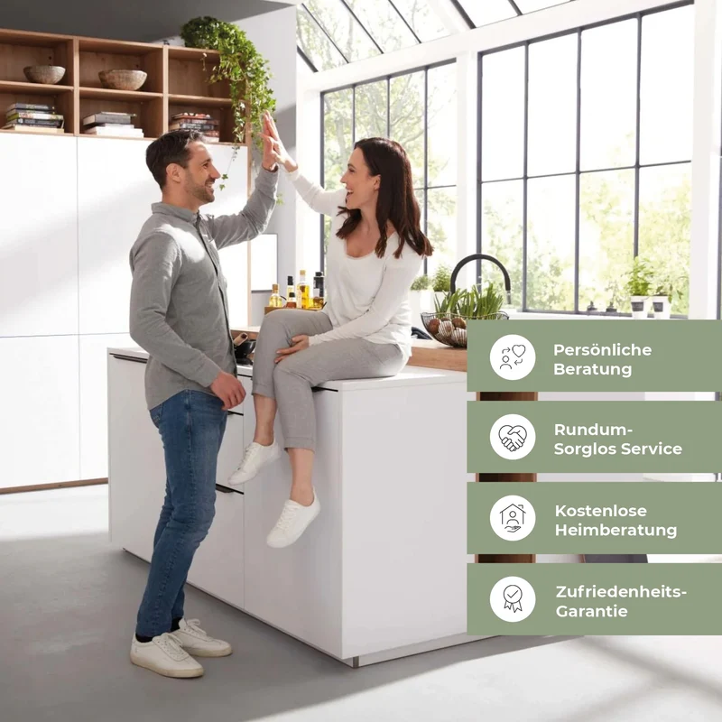 Interliving Wohnküche Serie 3077 mit Theke in Platingrau & Birke – Küchenstudio FREY