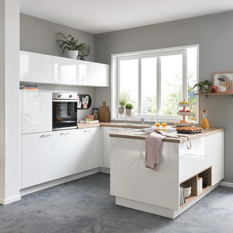 Interliving Glanzküche Serie 3081 in U-Form mit Kochelement – Küchenstudio FREY
