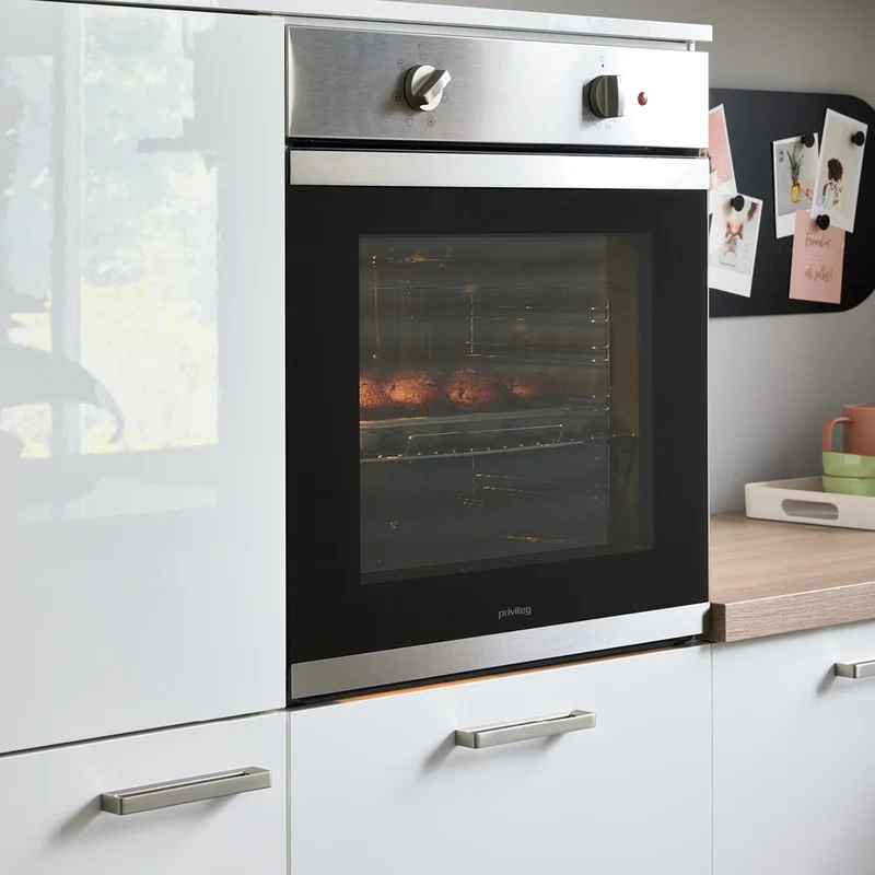 Interliving Glanzküche Serie 3081 in U-Form mit Kochelement – Küchenstudio FREY