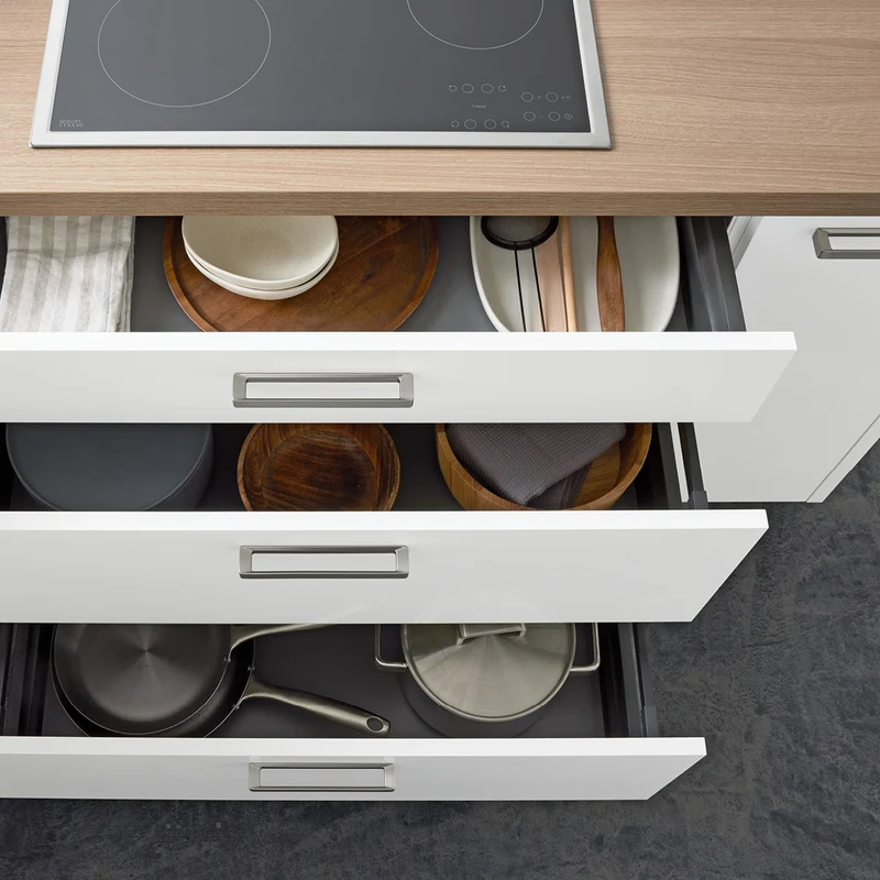 Interliving Glanzküche Serie 3081 in U-Form mit Kochelement – Küchenstudio FREY