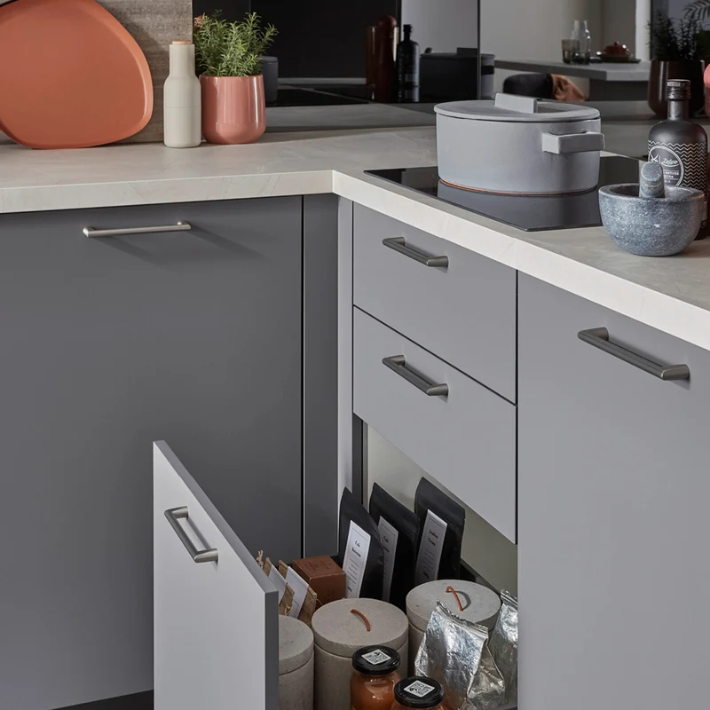 Nobilia Senso L-Küche mit Halbinsel in Grau – Küchenstudio FREY