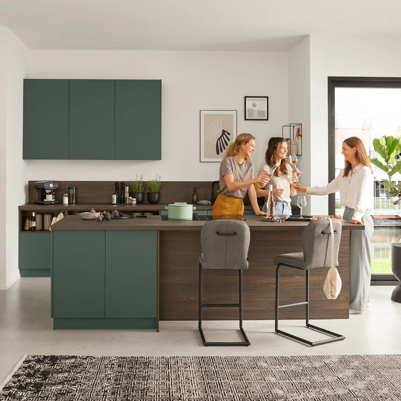 Interliving Inselküche in Dunkelgrün & Nussbaum – Küchenstudio FREY