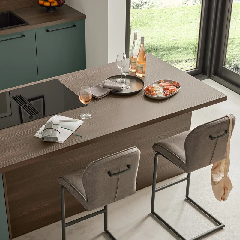 Interliving Inselküche in Dunkelgrün & Nussbaum – Küchenstudio FREY