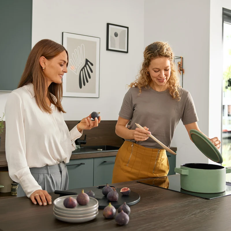 Interliving Inselküche in Dunkelgrün & Nussbaum – Küchenstudio FREY