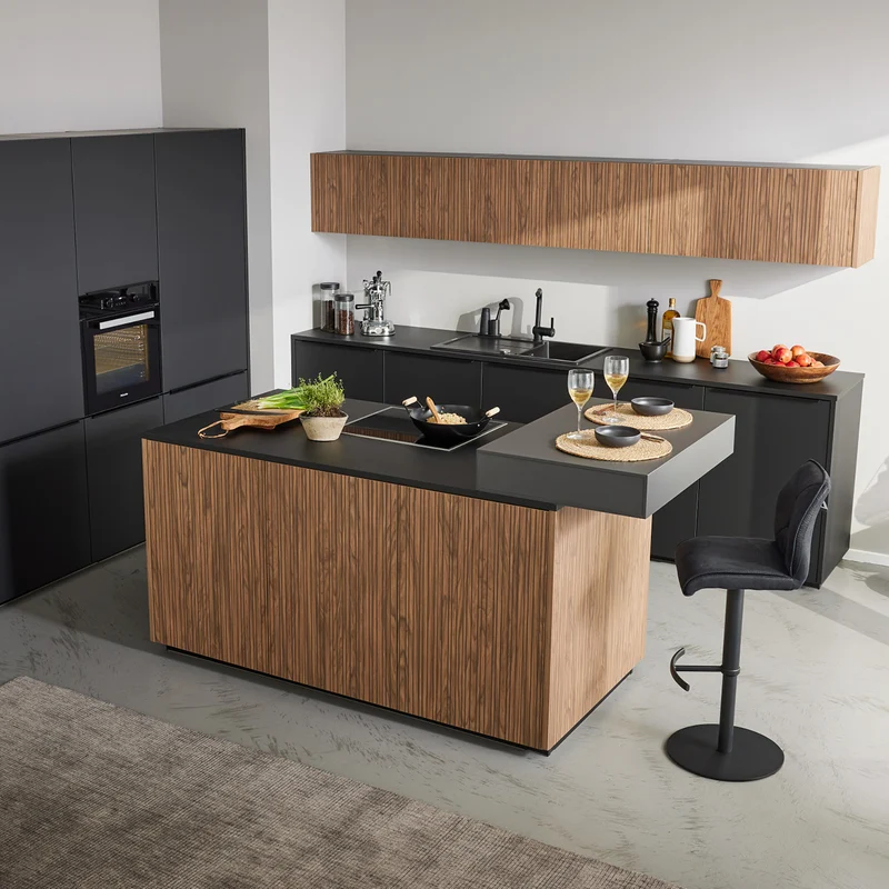 Interliving Design-Inselküche in Holz – Küchenstudio FREY
