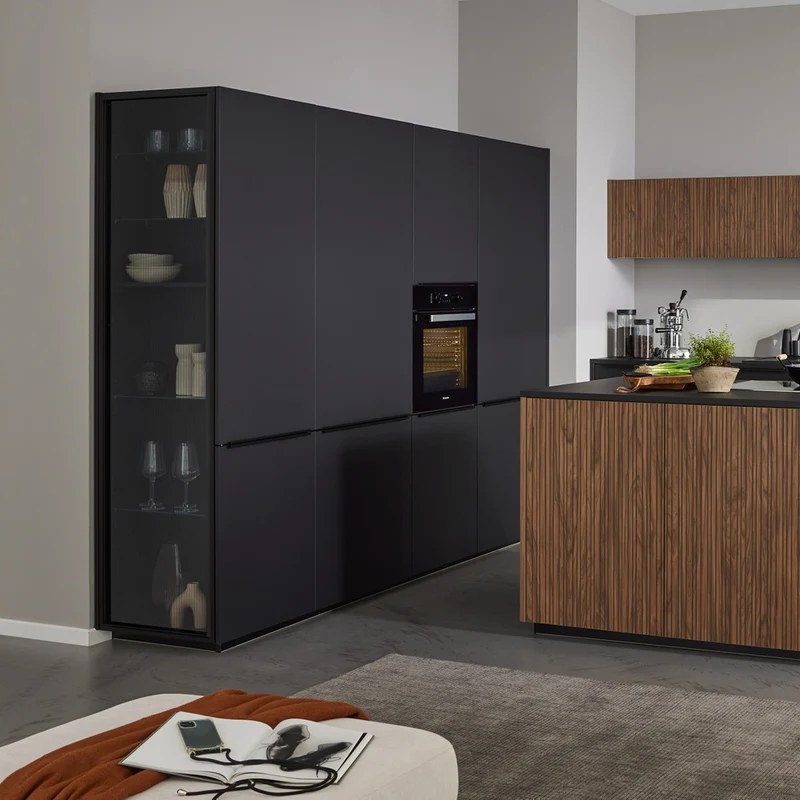 Interliving Design-Inselküche in Holz – Küchenstudio FREY