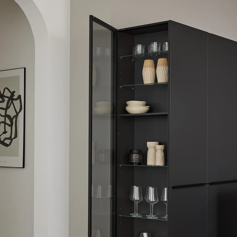 Interliving Design-Inselküche in Holz – Küchenstudio FREY