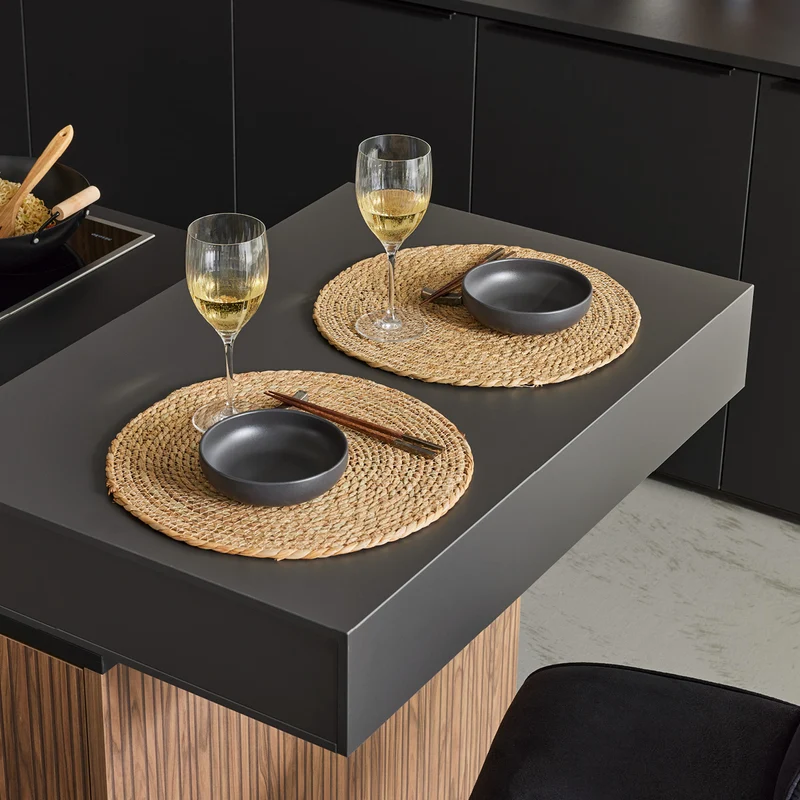 Interliving Design-Inselküche in Holz – Küchenstudio FREY