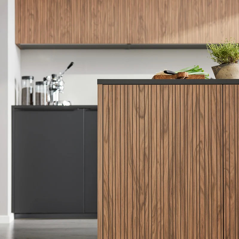 Interliving Design-Inselküche in Holz – Küchenstudio FREY