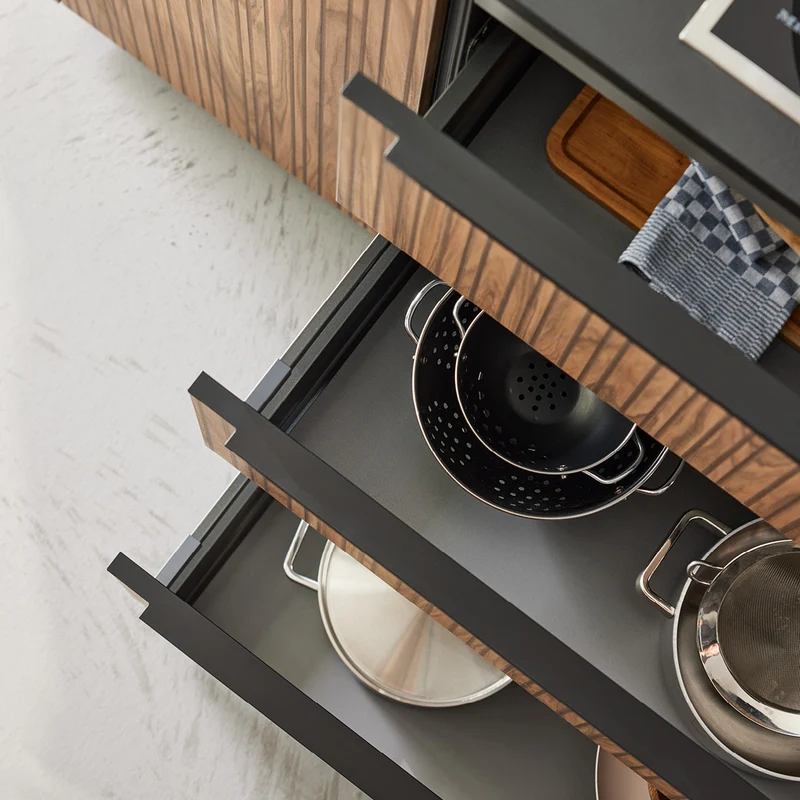 Interliving Design-Inselküche in Holz – Küchenstudio FREY