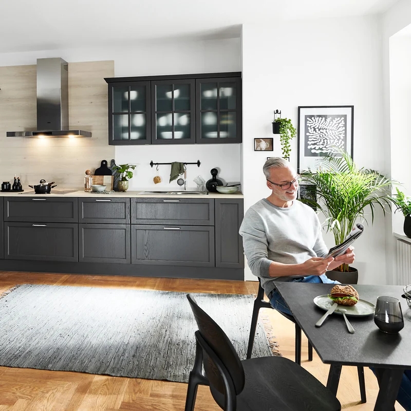 Nolte Lugano L-Küche Landhausstil in Graphit Schwarz – Küchenstudio FREY