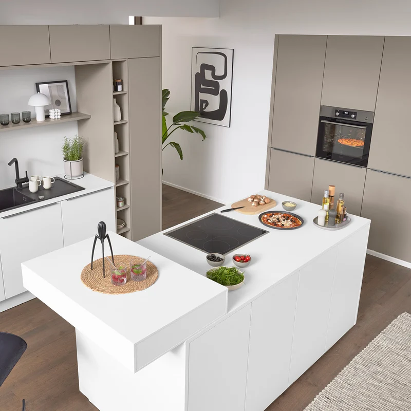 Interliving Designküche mit Insel in Weiß – Küchenstudio FREY