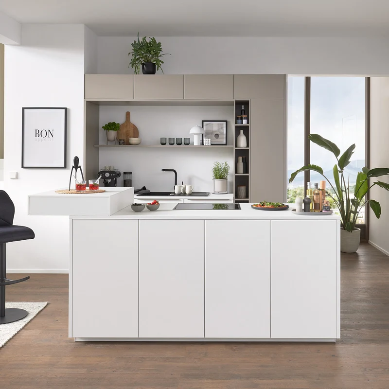 Interliving Designküche mit Insel in Weiß – Küchenstudio FREY