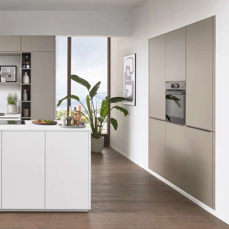 Interliving Designküche mit Insel in Weiß – Küchenstudio FREY