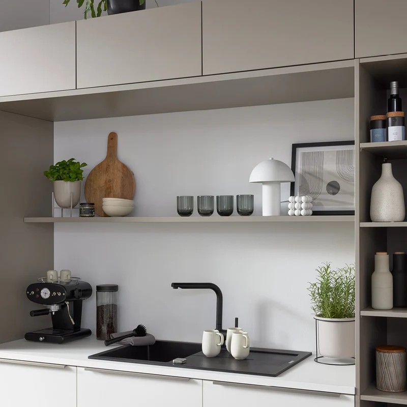 Interliving Designküche mit Insel in Weiß – Küchenstudio FREY