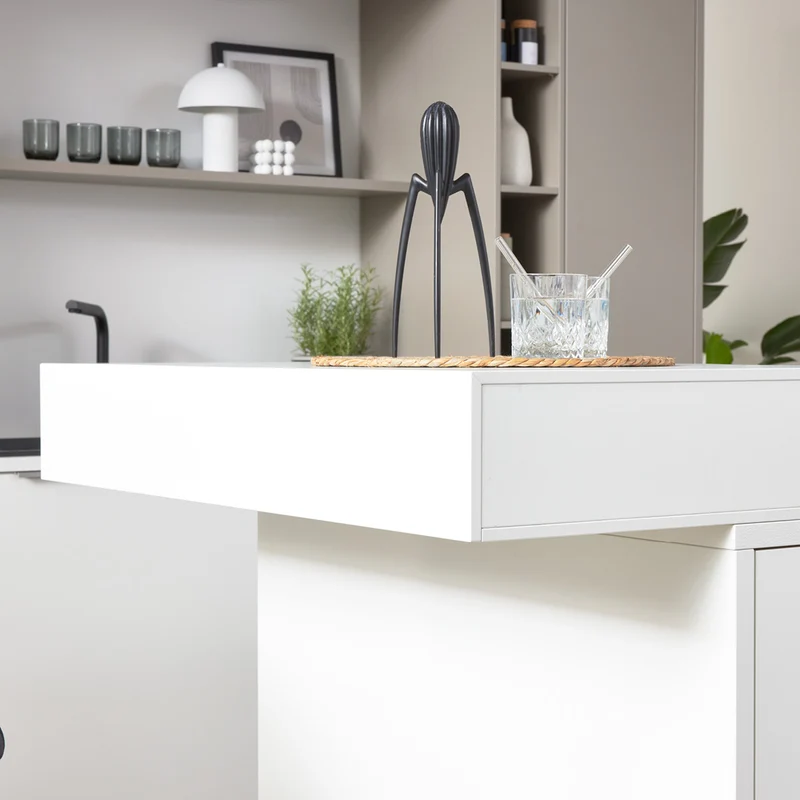 Interliving Designküche mit Insel in Weiß – Küchenstudio FREY