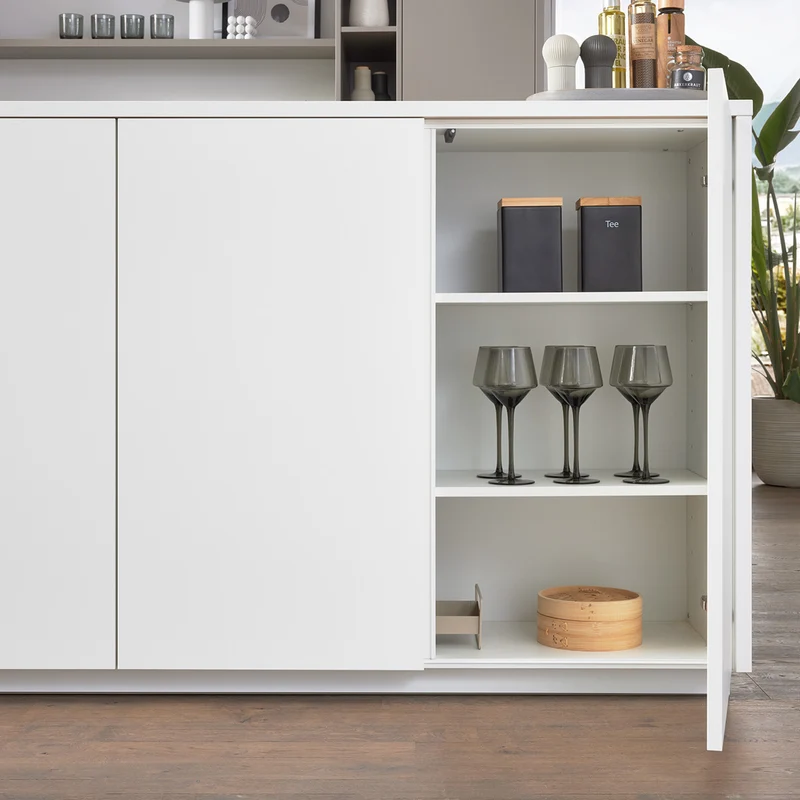 Interliving Designküche mit Insel in Weiß – Küchenstudio FREY
