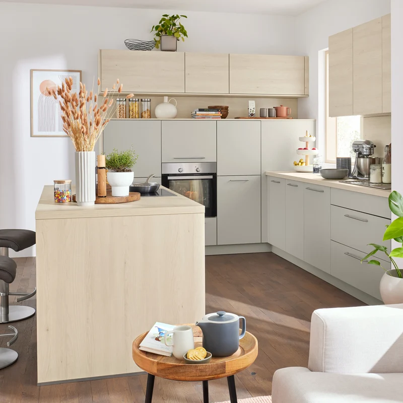 Interliving Wohnküche Serie 3077 mit Theke in Platingrau & Birke – Küchenstudio FREY
