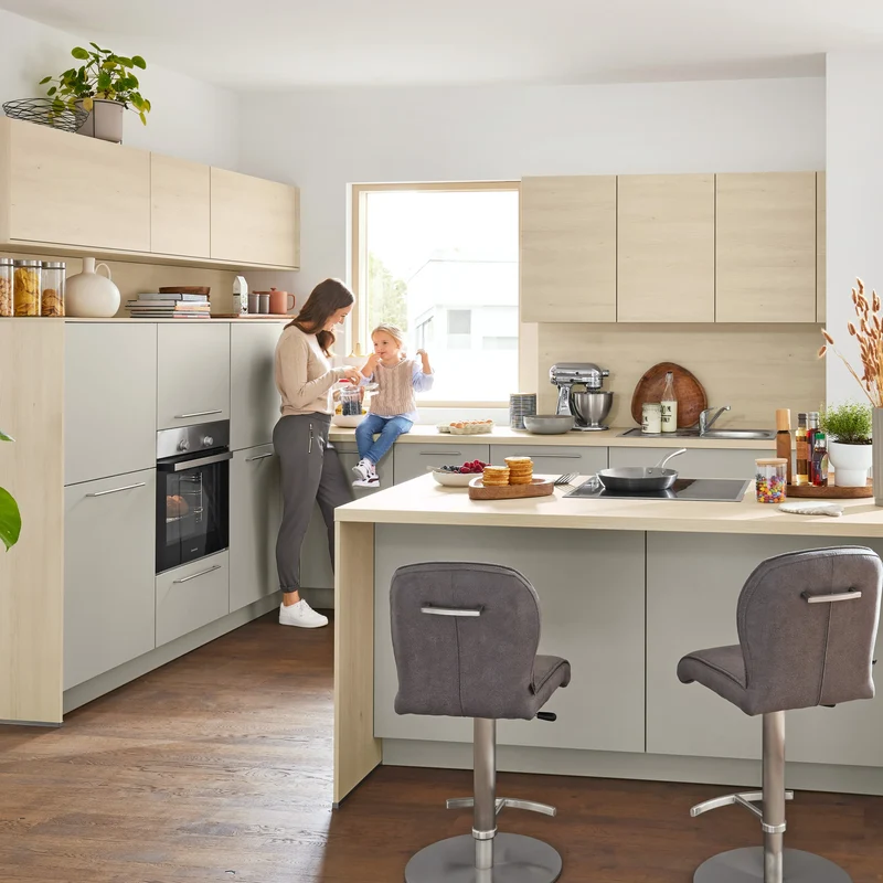 Interliving Wohnküche Serie 3077 mit Theke in Platingrau & Birke – Küchenstudio FREY