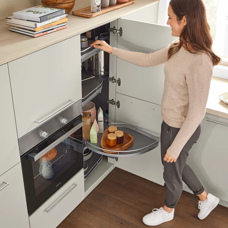 Interliving Wohnküche Serie 3077 mit Theke in Platingrau & Birke – Küchenstudio FREY